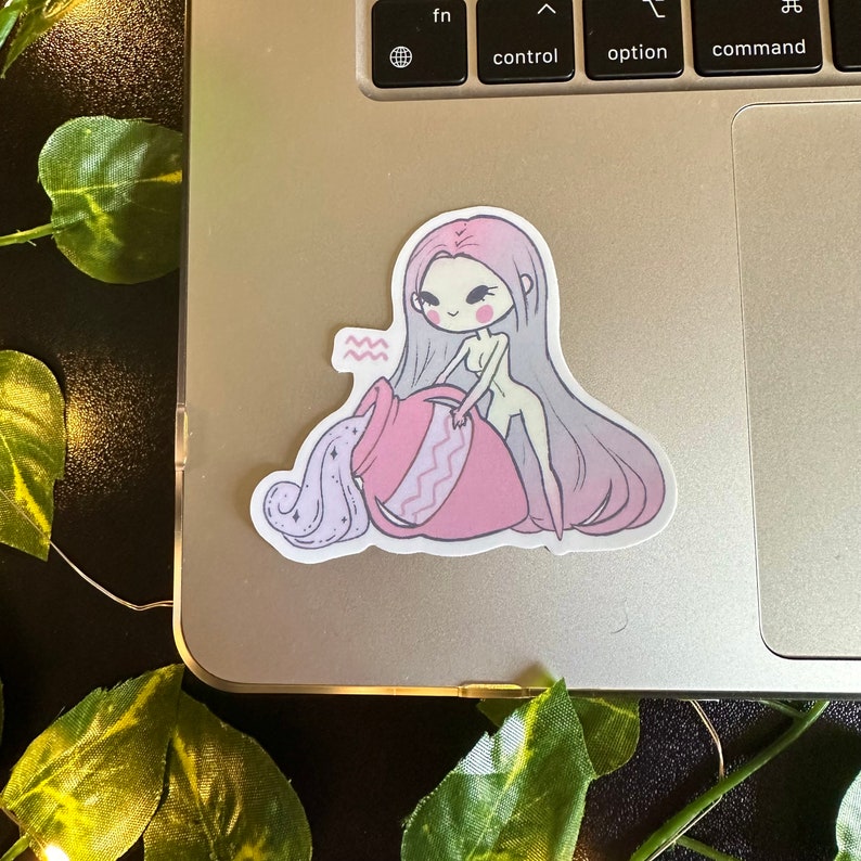 K&ouml;nnte beinhalten: Ein Aufkleber mit einer Cartoon-Illustration eines rosa und violetten Sternzeichen Wassermann. Die Illustration zeigt eine Frau, die Wasser aus einem rosa Krug gie&szlig;t.