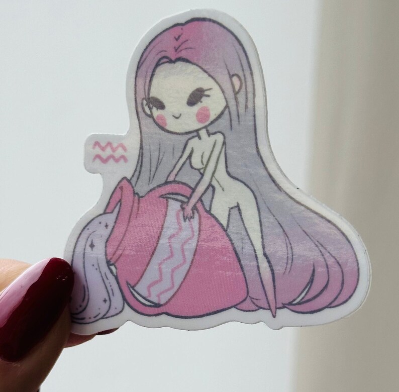 K&ouml;nnte beinhalten: Ein rosa und lilafarbener Aufkleber mit einer Cartoon-Illustration einer Frau, die Wasser aus einem rosa Krug gie&szlig;t. Die Frau hat langes lila Haar und tr&auml;gt ein rosa Kleid. Der Aufkleber tr&auml;gt das astrologische Symbol f&uuml;r Wassermann.