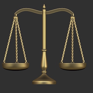 Könnte beinhalten: Eine goldfarbene Waage mit zwei hängenden Schalen, die Gerechtigkeit und Gleichgewicht symbolisieren.