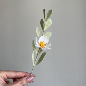 Wafer Paper Wildflower, White Edible Cake Flower, Wedding Cake Decor, Forest Flower, Cake Topper, Wafer Paper Flower on a Stem
