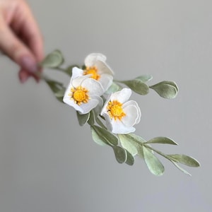 Wafer Paper Wildflower, White Edible Cake Flower, Wedding Cake Decor, Forest Flower, Cake Topper, Wafer Paper Flower on a Stem