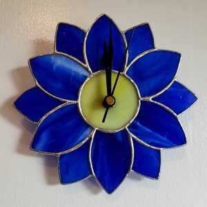 Stained Glass Dark Blue Daisy Flower Clock