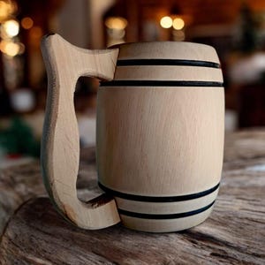 Handgefertigter Bierkrug aus Kirschholz
