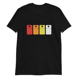 Könnte beinhalten: Schwarzes T-Shirt mit einem Grafikdruck von vier bunten rechteckigen Blöcken. Die Blöcke sind rot, orange, gelb und weiß.