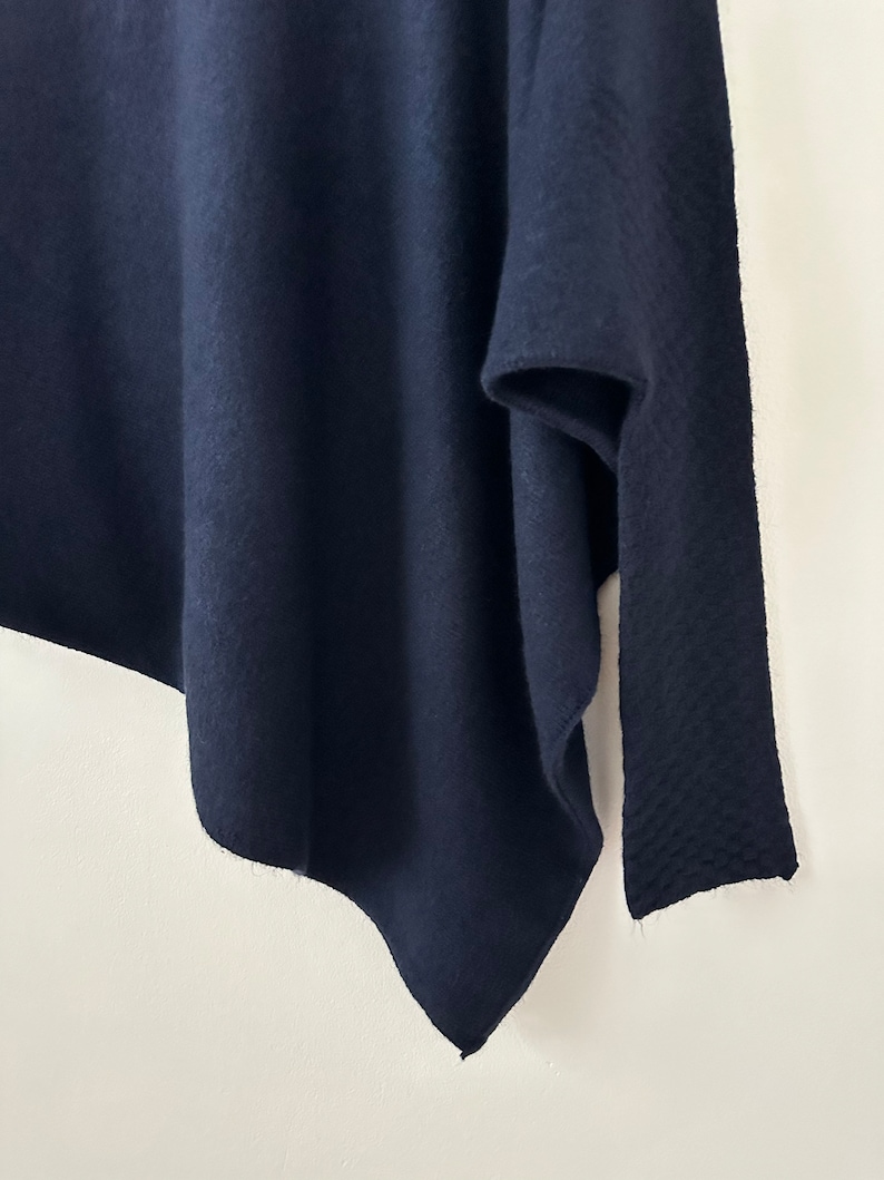 Fabriqué en Italie Pull asymétrique surdimensionné bleu marine en maille douce drapée ample taille unique 10-18 image 9