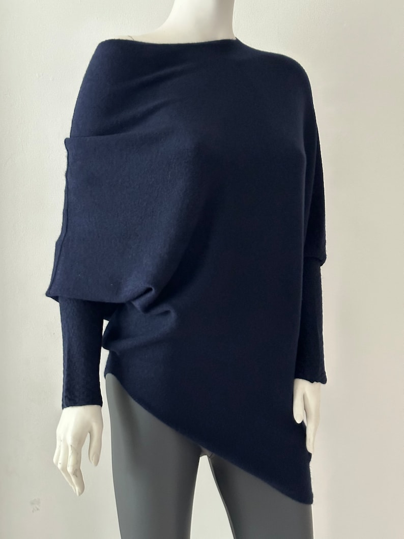 Fabriqué en Italie Pull asymétrique surdimensionné bleu marine en maille douce drapée ample taille unique 10-18 image 3