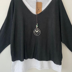 New Made in Italy 2 in 1 soft loose quirky oversized batwing Lagenlook black top jumper with necklace one size 8-14