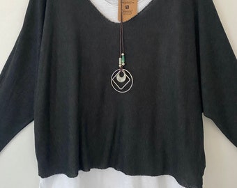New Made in Italy 2 in 1 soft loose quirky oversized batwing Lagenlook black top jumper with necklace one size 8-14