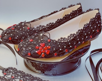Gotische trouwschoenen voor bruid, zwarte bruidshak, patroon met rode roos, uniek verfraaid handgemaakt satijnen kantlint met gesloten neus, strass parel
