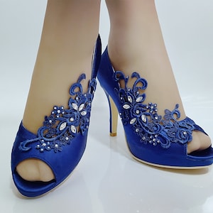 Blaue Hochzeitsschuhe für die Braut, Brautabsatz, verschönerte asymmetrische königliche Satin Peep offene Spitze Keile-Platform-Spitze Strass Perle Handmade