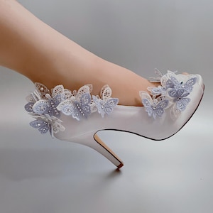 Braut Schuhe Braut Satin Dusty Blue Peep Open Toe Heel Plattform Brautspitze Sommer Strass Elfenbein Weiß Multi-Color-Schichten 3D-Schmetterlinge