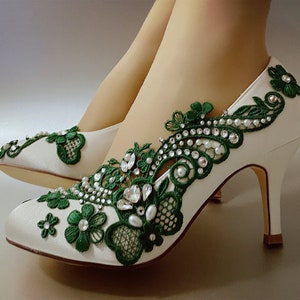 Hochzeitsschuhe für die Braut, grüner Brautabsatz, einzigartige geschlossene Schuh- Satin-Pumps-Handarbeit-Spitze-Perlen Strasssteine Elfenbein weiß Engelsflügel