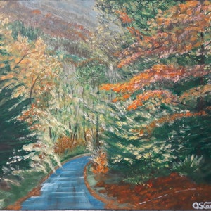 Könnte beinhalten: Ein Gemälde einer kurvigen Straße durch einen Herbstwald. Die Bäume sind eine Mischung aus Grün, Gelb und Orange. Die Straße ist asphaltiert und führt in die Ferne.