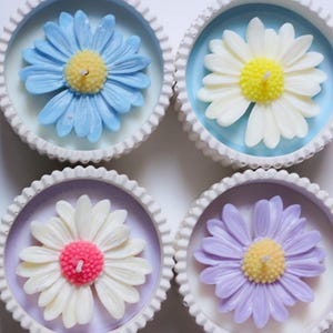 Candele con vasetto in resina e Candela a Forma di Margherita Colorata - Regalo Artigianale Unico