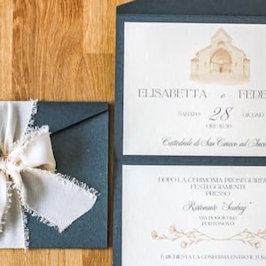 Partecipazione pochette matrimonio elegante con illustrazione personalizzata | Invito stile minimal con busta, fiocco e fiori secchi