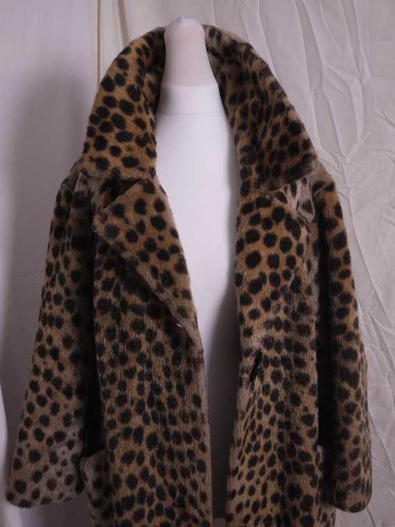 Stylish 1950s faux fur leopard print coat