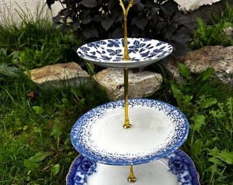 Wunderschöner Tortenständer, blaue Komposition
