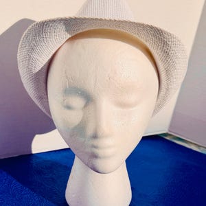 Iyawo white clothes hat shaul yawo hat yabo gorro white sombrero trilby formal ropa santo iyaworaje plate blanco ocha asiento Orisha hat gorro Santeria akete fila panuelo head covering for Santero Babalawo Yoruba aborisha Obatala Babalu Shango Orunla Lucumi orisha Cloth Santeria hats gorro akete fila panuelo head covering for Santero Babalawo Yoruba aborisha Obatala Shango Lucumi orisha traje santo igbodu babalu Aye Olokun iyawo Yemaya Saya skirt panuelo Pano Oshun Ifa Obatala Shango Oya hat
