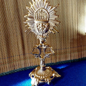 Ostensoir Santisimo bóveda crucifix doré sur pied spiritisme, esprit messa dessin médiumnique, prière kardec prière Jésus croix église Saint