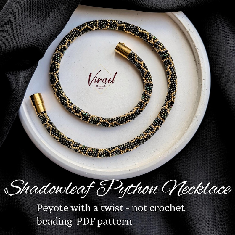 Peut inclure: Un collier Shadowleaf Python fait &agrave; la main, avec un motif de perles noires, dor&eacute;es et vertes. Le collier est pr&eacute;sent&eacute; sur une surface circulaire blanche. Le texte "Shadowleaf Python Necklace" et "Peyote with a twist - not crochet beading PDF pattern" sont visibles.