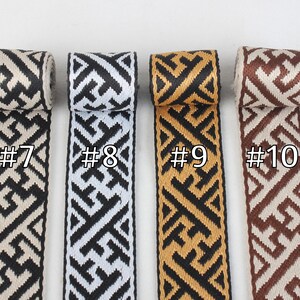 Puede incluir: Cuatro rollos de cinta con estampado en blanco y negro con acentos de colores diferentes. La cinta est&aacute; etiquetada con los n&uacute;meros #7, #8, #9 y #10.