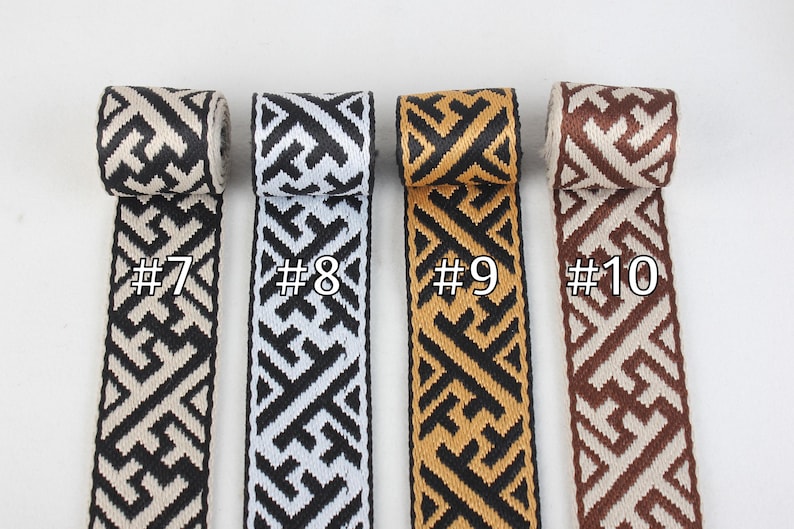 Puede incluir: Cuatro rollos de cinta con estampado en blanco y negro con acentos de colores diferentes. La cinta est&aacute; etiquetada con los n&uacute;meros #7, #8, #9 y #10.