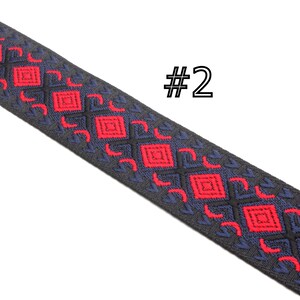 Peut inclure: Garniture noire et bleu marine avec un motif g&eacute;om&eacute;trique rouge. La garniture a un motif en losange avec un centre rouge et des lignes bleu marine. La garniture est &eacute;tiquet&eacute;e #2.