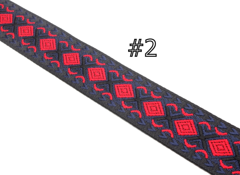 Peut inclure: Garniture noire et bleu marine avec un motif g&eacute;om&eacute;trique rouge. La garniture a un motif en losange avec un centre rouge et des lignes bleu marine. La garniture est &eacute;tiquet&eacute;e #2.