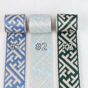 Puede incluir: Tres rollos de cinta de tela con patrones con fondos beige y patrones de diferentes colores. El primer rollo tiene un patr&oacute;n azul, el segundo rollo tiene un patr&oacute;n azul claro y el tercer rollo tiene un patr&oacute;n verde. Los rollos est&aacute;n etiquetados como #1, #2 y #3.