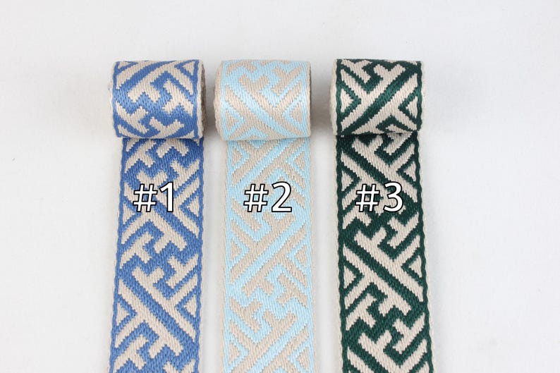 Puede incluir: Tres rollos de cinta de tela con patrones con fondos beige y patrones de diferentes colores. El primer rollo tiene un patr&oacute;n azul, el segundo rollo tiene un patr&oacute;n azul claro y el tercer rollo tiene un patr&oacute;n verde. Los rollos est&aacute;n etiquetados como #1, #2 y #3.