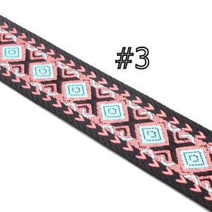 Peut inclure: Garniture tiss&eacute;e noire avec un motif g&eacute;om&eacute;trique rose et bleu. La garniture porte l'&eacute;tiquette #3.