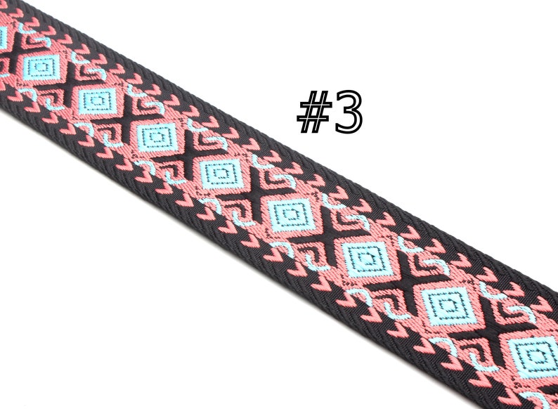 Peut inclure: Garniture tiss&eacute;e noire avec un motif g&eacute;om&eacute;trique rose et bleu. La garniture porte l'&eacute;tiquette #3.