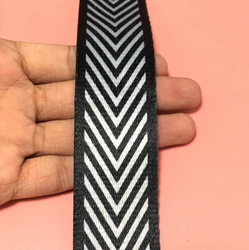 K&ouml;nnte beinhalten: Schwarz-wei&szlig;es Chevron-Musterband. Das Band ist etwa 2,5 cm breit.