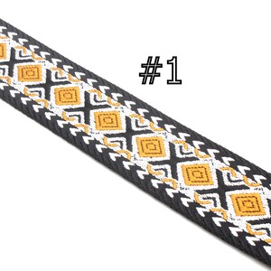 Peut inclure: Garniture en tissu noir tiss&eacute; avec un motif g&eacute;om&eacute;trique blanc et or. La garniture a un motif en losange avec un bord en zigzag. #1