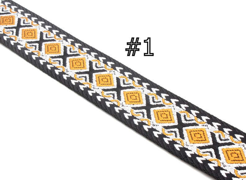 Peut inclure: Garniture en tissu noir tiss&eacute; avec un motif g&eacute;om&eacute;trique blanc et or. La garniture a un motif en losange avec un bord en zigzag. #1