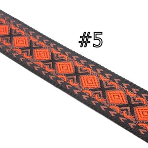 Peut inclure: Garniture tiss&eacute;e noire avec un motif g&eacute;om&eacute;trique orange et brun. La garniture porte une &eacute;tiquette #5.