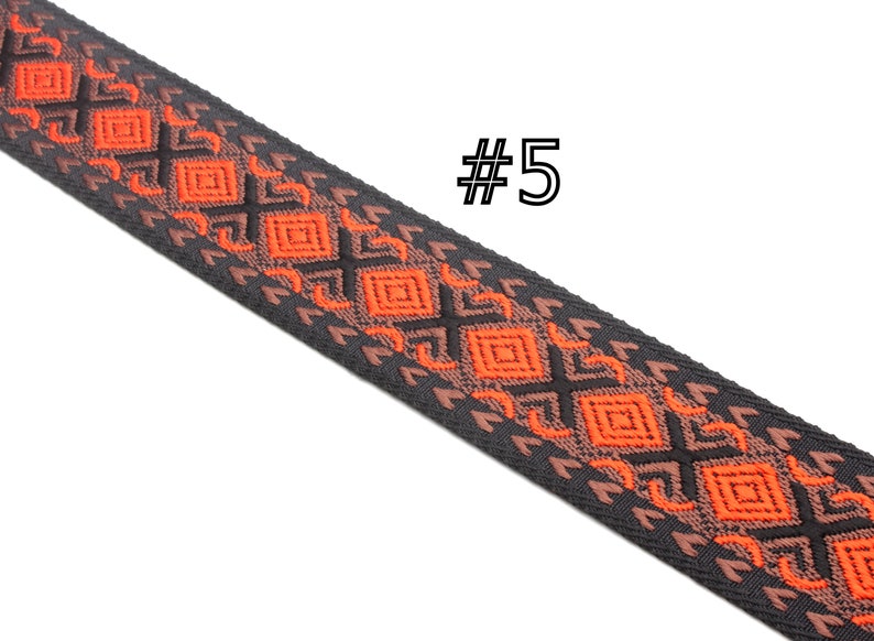 Peut inclure: Garniture tiss&eacute;e noire avec un motif g&eacute;om&eacute;trique orange et brun. La garniture porte une &eacute;tiquette #5.