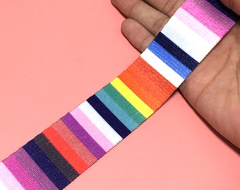 Op de afbeelding: Een meerkleurig gestreept lint met een regenboogkleurenpatroon. Het lint is gemaakt van een zachte, geweven stof en heeft een subtiele glans.