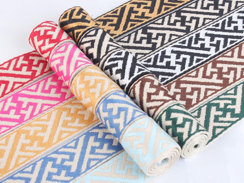 Puede incluir: Surtido de cintas tejidas de colores con patrones geom&eacute;tricos. La cinta est&aacute; hecha de algod&oacute;n y est&aacute; disponible en una variedad de colores, incluyendo rojo, rosa, amarillo, azul, verde, marr&oacute;n y negro.