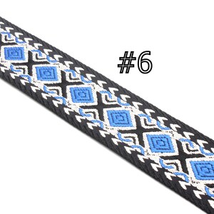 Peut inclure: Garniture tiss&eacute;e noire et blanche avec un motif g&eacute;om&eacute;trique bleu. La garniture est &eacute;tiquet&eacute;e #6.