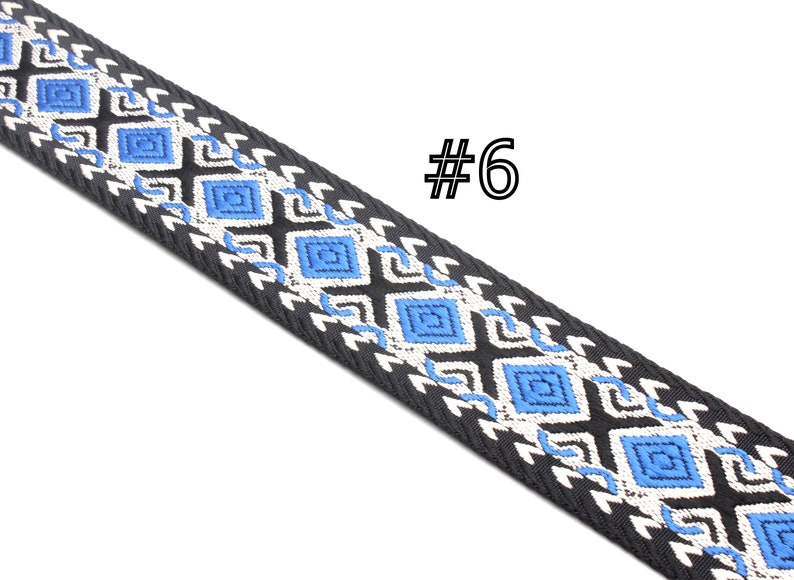 Peut inclure: Garniture tiss&eacute;e noire et blanche avec un motif g&eacute;om&eacute;trique bleu. La garniture est &eacute;tiquet&eacute;e #6.