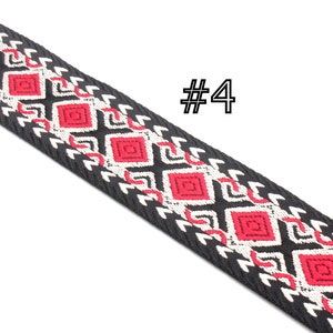 Peut inclure: Garniture tiss&eacute;e noire et blanche avec un motif g&eacute;om&eacute;trique rouge. La garniture a une surface textur&eacute;e et est &eacute;tiquet&eacute;e #4.