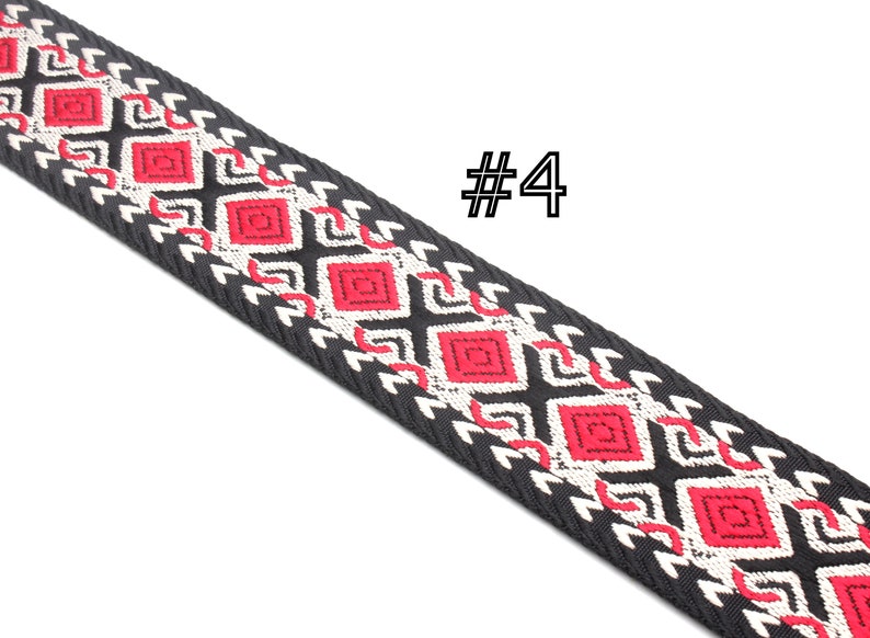 Peut inclure: Garniture tiss&eacute;e noire et blanche avec un motif g&eacute;om&eacute;trique rouge. La garniture a une surface textur&eacute;e et est &eacute;tiquet&eacute;e #4.