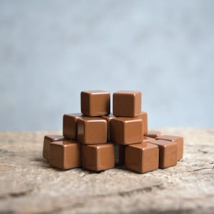 Cubos metálicos marrones para juegos de mesa, 8 mm (25 o 50 piezas en lata)