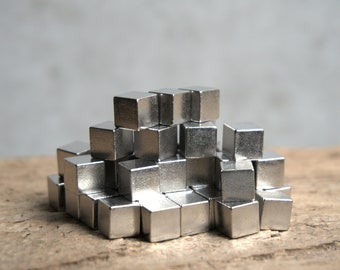 Silberne Metall Würfel für Brettspiele, 8mm (50 Stück in Dose)