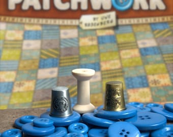 Upgrade Set für Patchwork Brettspiel: Echte Knöpfe, Fingerhüte & Spule