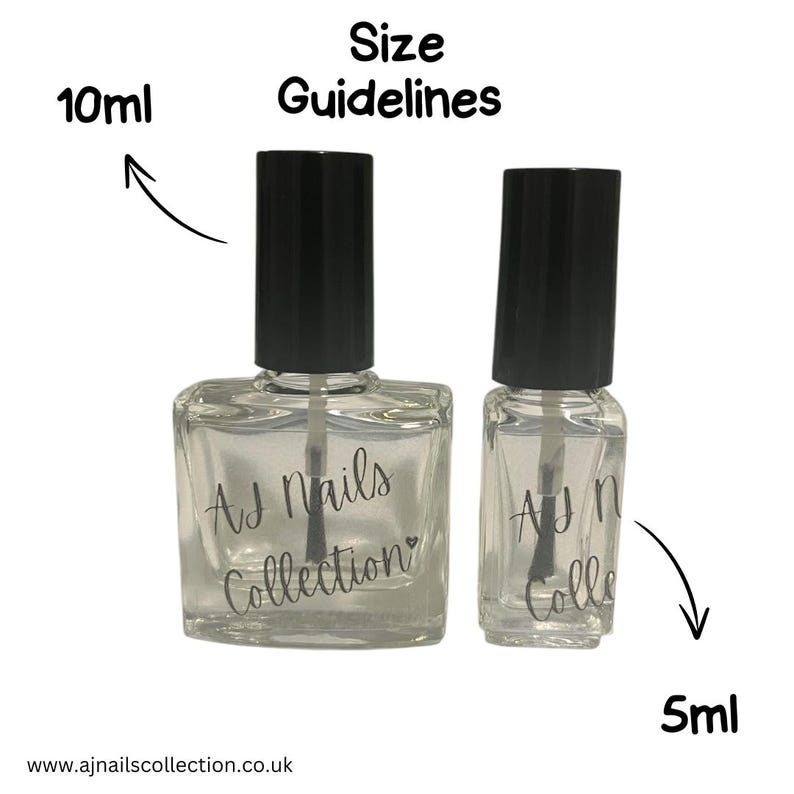 Puede incluir: Dos botellas de vidrio transparente con tapas negras y etiquetas. La botella m&aacute;s grande est&aacute; etiquetada como "AJ Nails Collection" y tiene una capacidad de 10 ml. La botella m&aacute;s peque&ntilde;a est&aacute; etiquetada como "AJ Nails Collection" y tiene una capacidad de 5 ml. Las pautas de tama&ntilde;o est&aacute;n escritas encima de las botellas.
