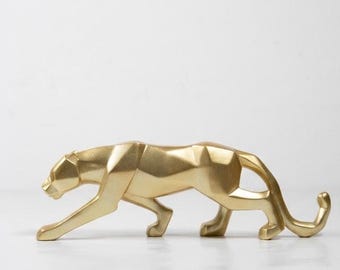 Scultura di pantera dorata – Statuetta moderna di animale geometrico – Oggetto decorativo astratto – Esclusiva statua dorata di un grande felino – Scultura d'arte moderna