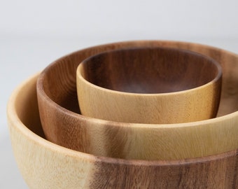 Elegant bowl made of acacia wood