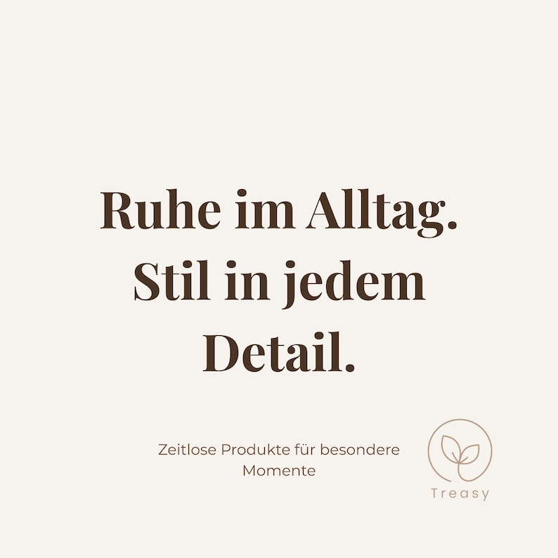 May include: A light beige background with dark brown text that reads "Ruhe im Alltag. Stil in jedem Detail." Below, smaller text says "Zeitlose Produkte f&uuml;r besondere Momente." A logo with leaves and the word "Treasy" is in the bottom right.